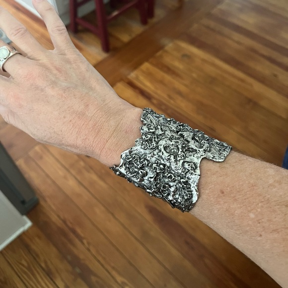 Alexander McQueen Molten Cuff Bracelet - Picture 6 of 15